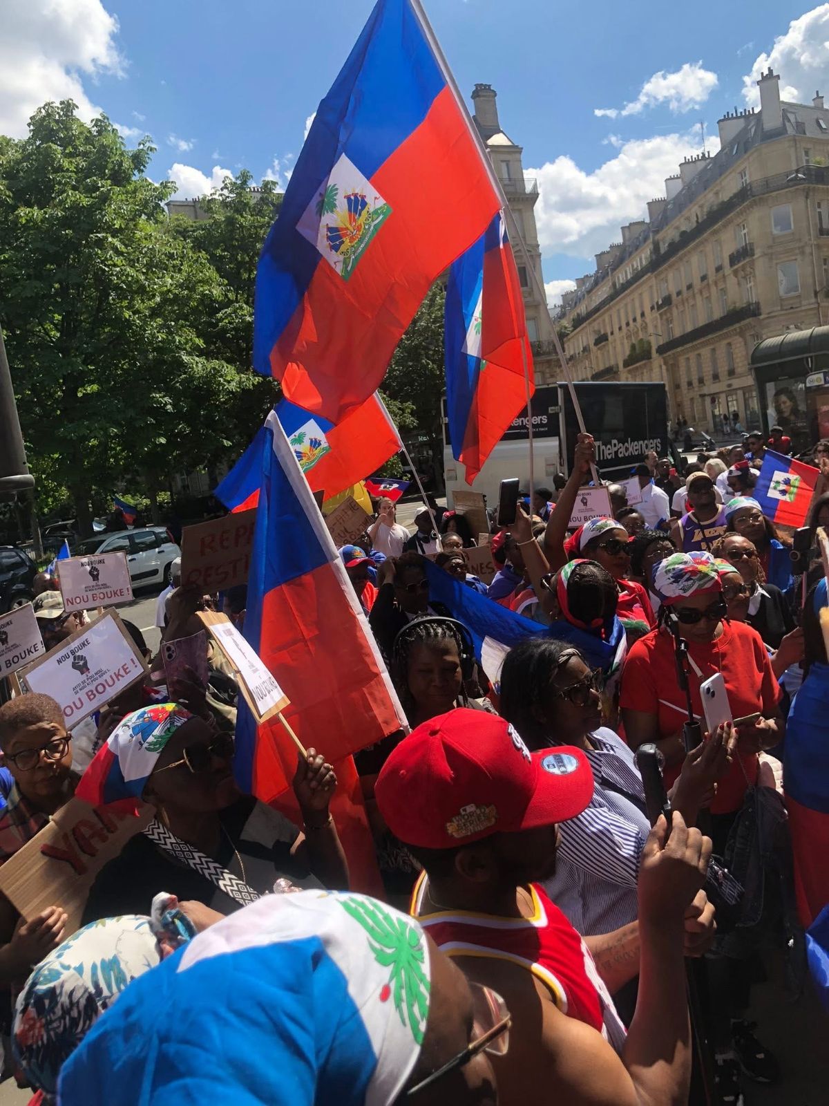 Paris : le peuple haïtien se lève pour l’ouverture immédiate de l’aéroport Toussaint Louverture